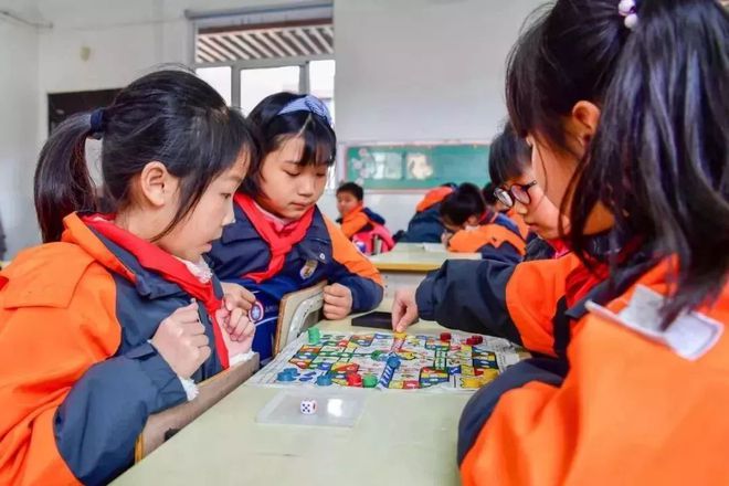 闵行公办小学免费课后服务延至18时，瞧瞧娃们在学校过得咋样